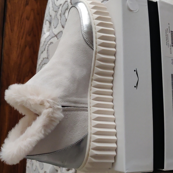 White Brand new boots.Size 36. Fur trim in top. Stalish and comfy. - Picture 3 of 4